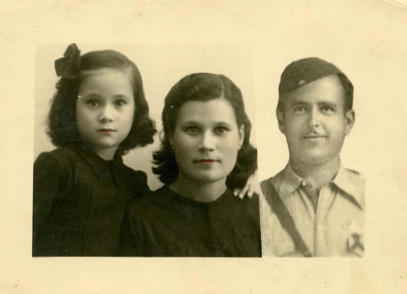 Fotomontajes en los que aparece Desiderio Aragoneses, María Martínez Casado y la hija de ambos, María