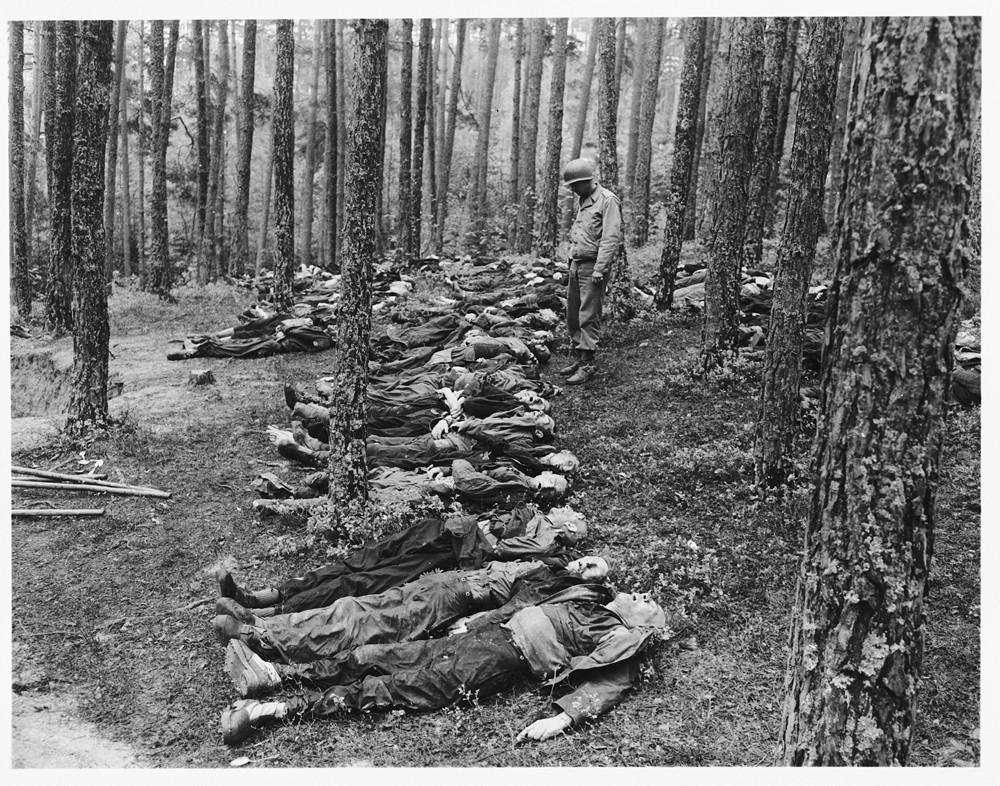 Cadáveres de prisioneros judíos evacuados de Flossenbürg y asesinados en un bosque cerca de Neunburg vorm Wald durante una “marcha de la muerte” USHMM-NARA